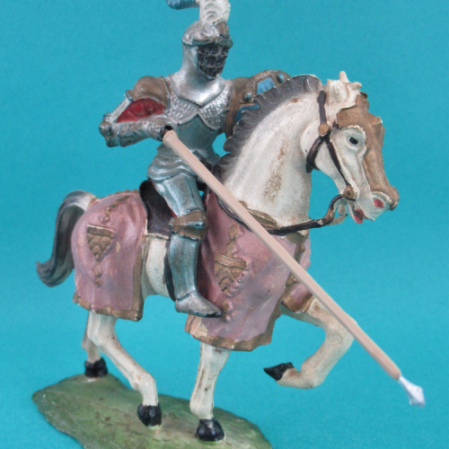 8966  Chevalier en armure sur cheval caparaçonné, avec lance, bouclier, casque à plumets visière fermée (II).